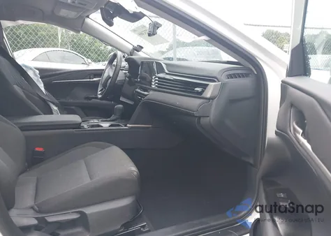 2025 Toyota Camry Le z USA, uszkodzony, nr VIN 4T1DAACK2SU072326